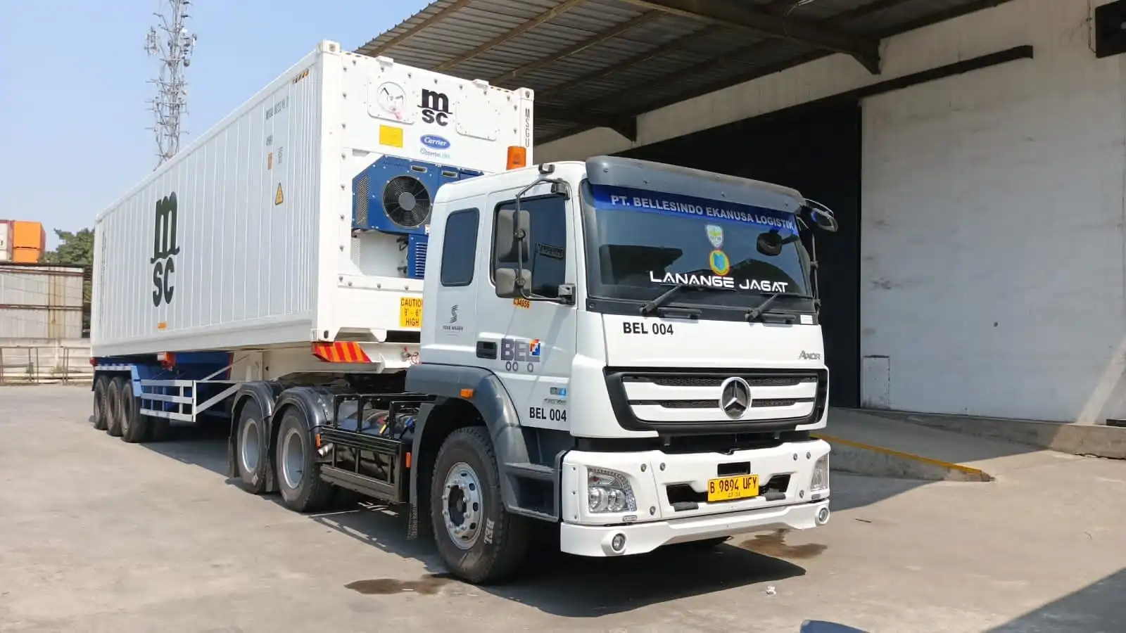 Truk Mercedes-Benz Axor membawa container MSC milik PT. BELLESINDO EKANUSA LOGISTIK.